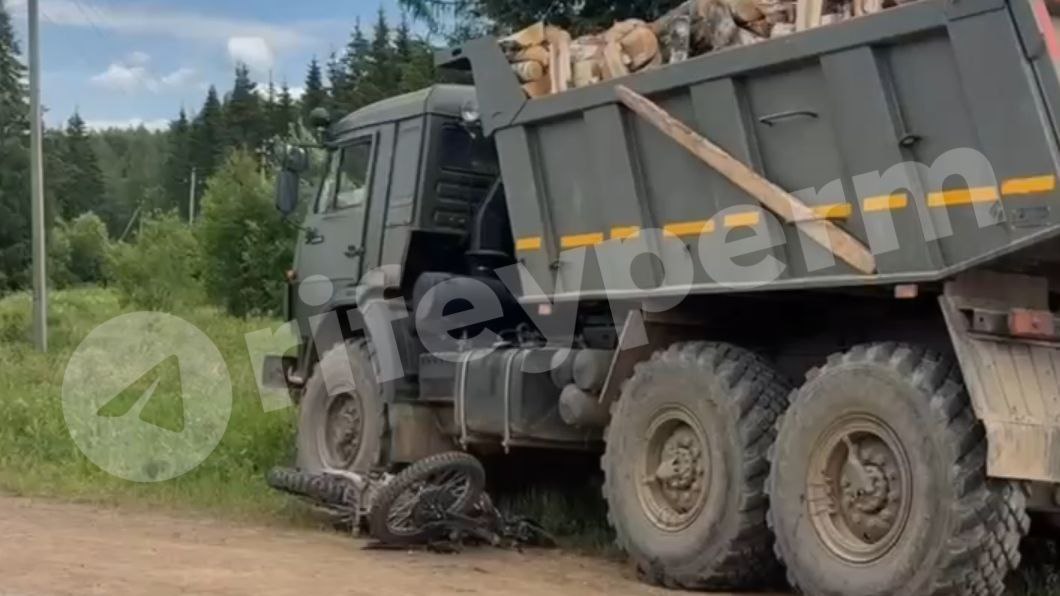 В Прикамье подросток на мотоцикле погиб в ДТП с грузовиком В среду 25 июня в Кочевском округе произошло смертельное ДТП с участием подростка. Около 13:25 на трассе Кочево — Акилово мотоцикл «SYCMCC» под управлением 15-летнего водителя выехал на встречную полосу и столкнулся с грузовым «КамАЗом». Подросток погиб на месте. По факту происшествия проводится проверка, работают сотрудники полиции. Госавтоинспекция призывает владельцев мототехники строго соблюдать ПДД. Источник ЧП Пермь Прислать новость
