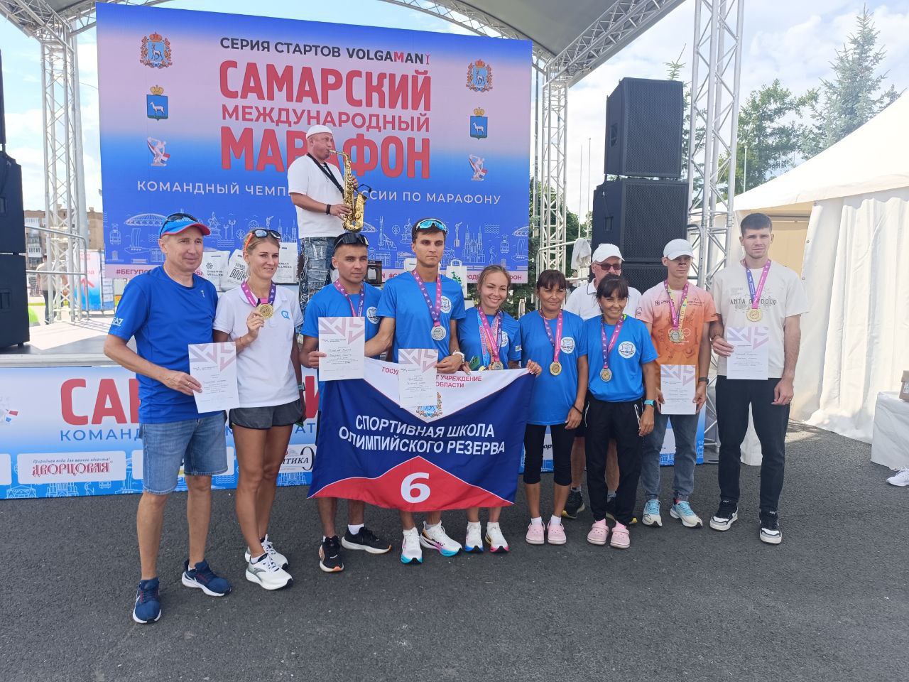 Самарцы — чемпионы России по марафону.  Наши земляки сегодня показали высший класс на Самарском международном марафоне командного чемпионата России по лёгкой атлетике  Соревнования проходили на классической марафонской дистанции — 42,195 км. Самарские спортсмены взяли сразу два золота — и у мужчин, и у женщин.    Подписаться   Написать нам