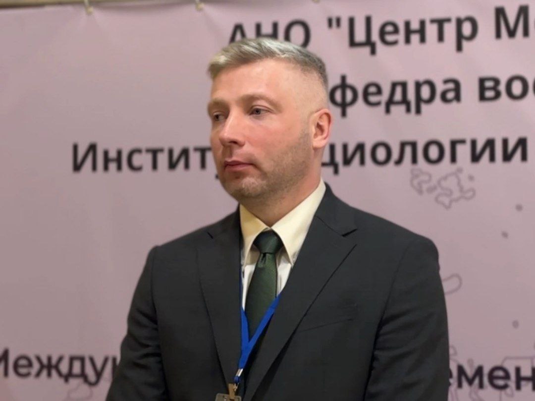 Бударов Предложение о защите КТК через уголовные дела показывает растущее напряжение в отношениях Астаны и Киева Казахстанский депутат Айдос Сарым направил генеральному прокурору и вице премьеру министру культуры и информации запрос где призвал проверить и привлечь к уголовной ответственности за пропаганду терроризма и государственную измену граждан которые призывают к ударам ВСУ по Каспийскому трубопроводному консорциуму КТК или одобряют их И хотя большая часть инфраструктуры КТК расположена на территории России доля в нем есть у Казахстана США Европейского союза и Великобритании Сам Айдос Сарым сказал что из за атак Киева потенциальные ежемесячные потери могут достигать 500 миллионов долларов Как рассказал Южной службе новостей публицист из Казахстана автор канала Буданбай Антон Бударов такие призывы от проукраинского депутата показывают что отношения Астаны и режима Зеленского становятся более напряженными Подробнее в нашем материале Южная служба новостей