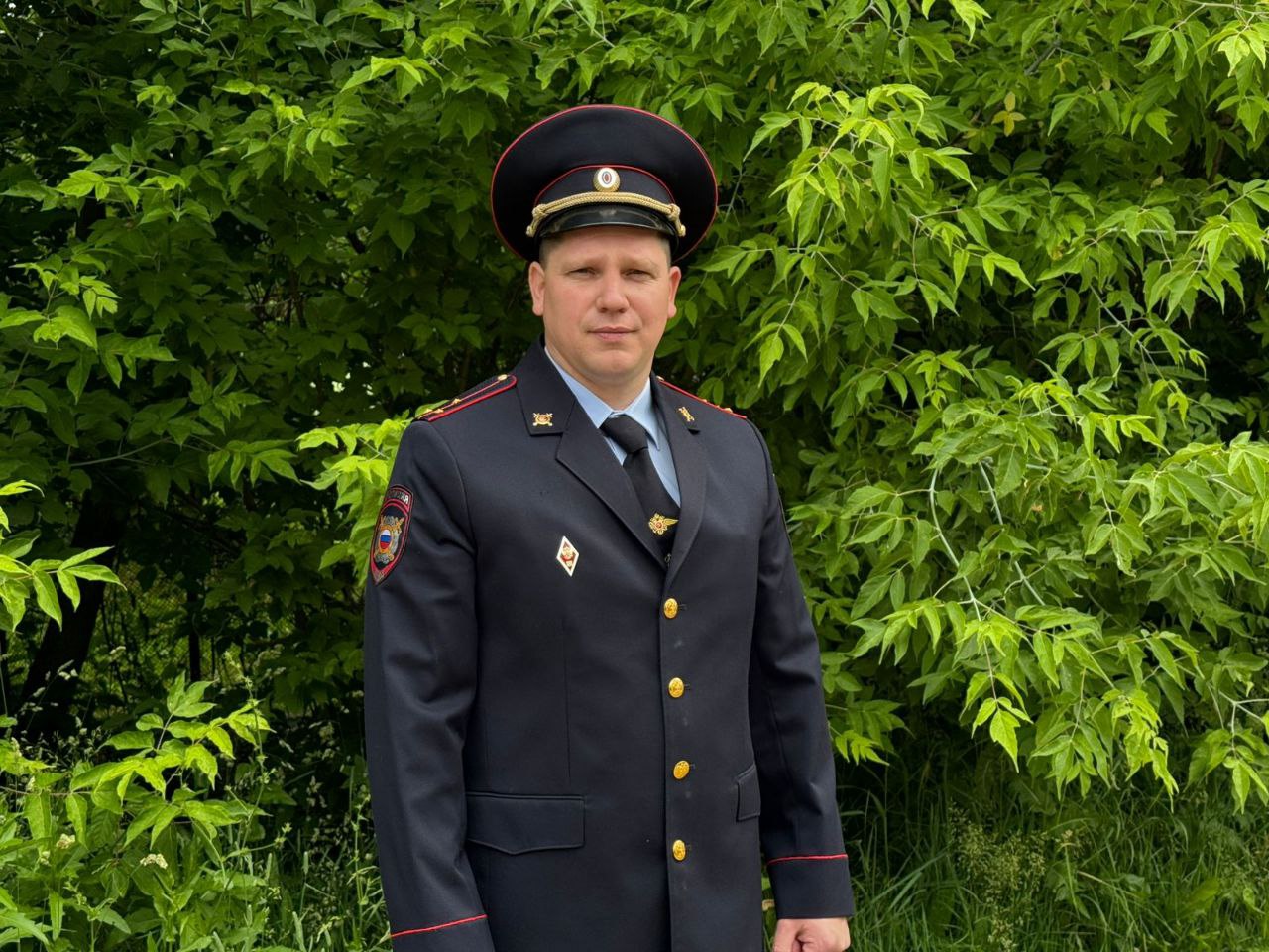 ‼ В Приволжске сотрудник полиции спас тонущую женщину. 15 мая около 13 часов в дежурную часть ОМВД России по Приволжскому району поступило сообщение о том, что на реке Таха тонет женщина. На место незамедлительно выехала следственно-оперативная группа полиции. Старший оперуполномоченный отделения уголовного розыска ОМВД России по Приволжскому району старший лейтенант полиции Вячеслав Богачев прибыв на место происшествия, обнаружил на середине реки тонущую женщину, которая уже уходила на дно. Полицейский, оперативно среагировав, нырнул в воду, схватил женщину за одежду и вытащил на берег, тем самым предотвратив её гибель. Оказав первую помощь, полицейский передал пострадавшую медицинским работникам.