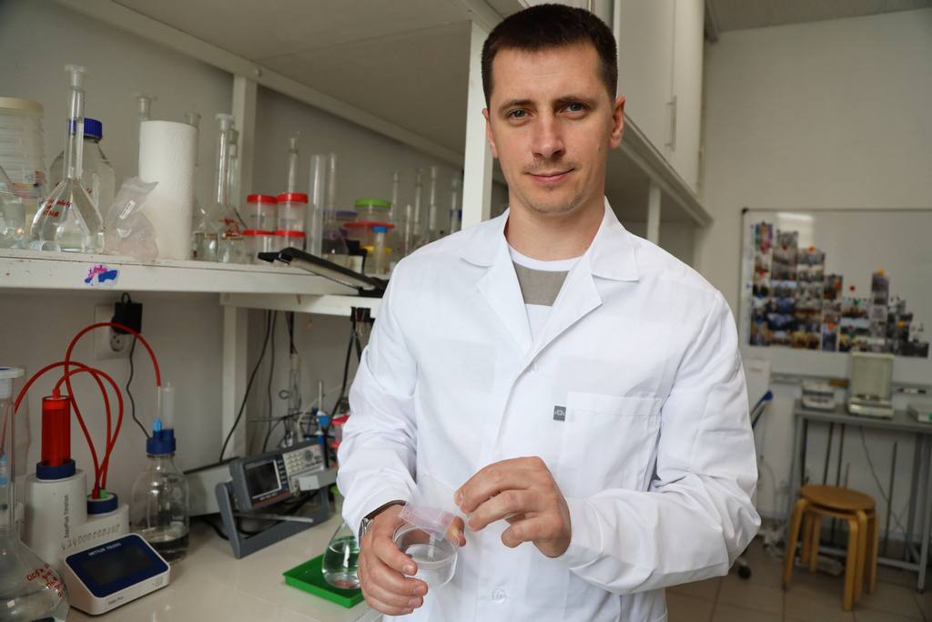 Ученый КубГУ лауреат премии Президента Российской Федерации Сегодня на пресс конференции в ТАСС помощник Президента РФ Андрей Фурсенко объявил лауреатов премии Президента Российской Федерации в области науки и инноваций для молодых ученых за 2025 год В этом году премия присуждена по четырем направлениям как индивидуальным исследователям так и научным коллективам В числе лауреатов ведущий научный сотрудник КубГУ Дмитрий Бутыльский Это событие стало по настоящему знаковым не только для университета но и для всей научной школы региона   Премия Президента Российской Федерации с 2008 года вручается за прорывные научные достижения и разработки которые определяют будущее отечественной науки технологий и промышленности Попасть в число лауреатов редкое и по настоящему престижное признание на федеральном уровне Дмитрий Бутыльский удостоен высокой награды за разработку мембран и мембранных методов селективного разделения и концентрирования ионов Его исследования лежат в основе перспективных технологий извлечения лития из природных вод и техногенных растворов направления имеющего стратегическое значение и открывающего новые возможности для высокотехнологичного развития Такого результата в ЮФО еще не было это яркое доказательство того что фундаментальная наука в нашем регионе не просто развивается а выходит на уровень национального признания Поздравляем Гордимся Подписаться на МАХ кубгуобуспехе