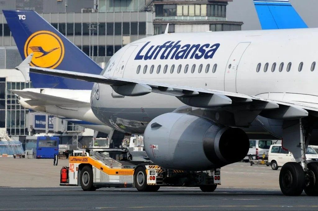 Lufthansa планирует сократить около ста внутренних рейсов из за высоких налогов Без снижения расходов на размещение дальнейшее сокращение маршрутов будет неизбежным Это касается примерно 100 внутренних рейсов в неделю которые могут быть отменены следующим летом Блумберг цитирует генерального директора Deutsche Lufthansa AG Карстена Шпора По его словам маршруты для снятия включают рейсы из Мюнхена в Мюнстер Оснабрюк и Дрезден направления где компания в настоящий момент сталкивается с финансовыми потерями Он отметил что с 2019 года государственные расходы на ведение деятельности в Германии удвоились что дополнительно усугубляет ситуацию PROtransport