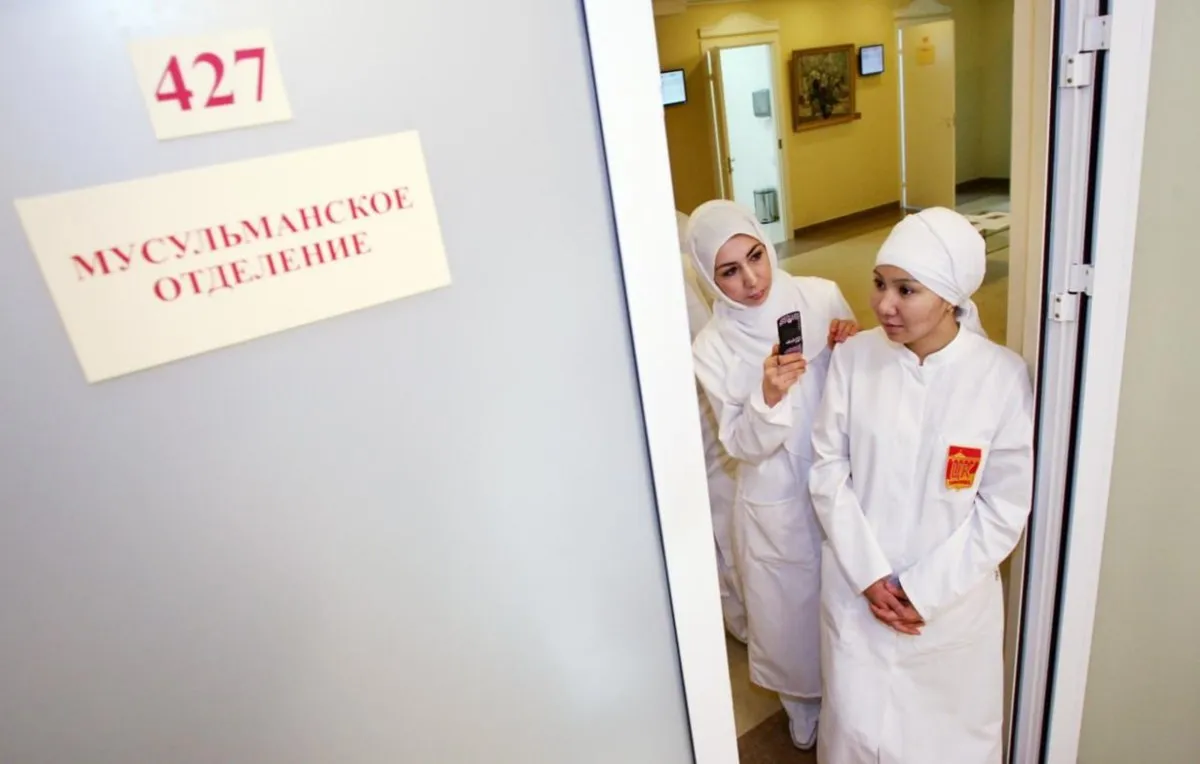 Роскачество запустило сертификацию Muslim friendly для медицинских и других оздаровительных учреждений Об этом сообщили ТАСС в ведомстве Помимо российских клиник сертификация будет также касаться массажных салонов и санаториев Как утверждается стандарты Muslim friendly в здравоохранении направлены в первую очередь на экспорт медицинских услуг и повышение конкурентоспособности российских клиник на глобальном рынке прежде всего для пациентов из стран с преимущественно мусульманским населением В Роскачестве заявили что сертификация не изменит норм российского законодательства в сфере здравоохранения и не затронет сложившихся светских принципов организации медицинской помощи Россия это Европа Задонатить через бота Patreon