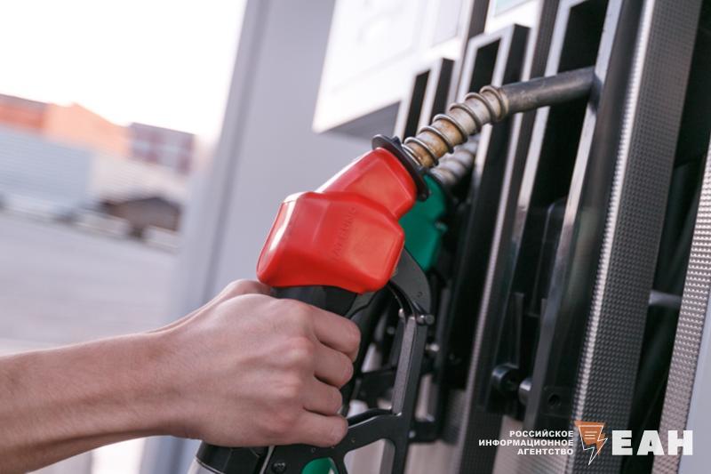 Челябинская область занимает первое место в России по дешевизне бензина Об этом говорится в исследовании РИА Новости По данным аналитиков стоимость бензина марки АИ 92 в регионе составляет 57 рублей 40 копеек за литр За год цена выросла на 11 2 В рейтинге регионов по доступности бензина Челябинская область заняла 27 строчку При составлении этого списка учитывался объем топлива который можно купить на чистую среднемесячную зарплату В Челябинской области этот показатель составил 1 тыс 201 литр Лидирует Москва На среднюю заработную плату жителя столицы можно приобрести более 2 5 тыс литров бензина Подписаться на канал ЕАН Челябинск