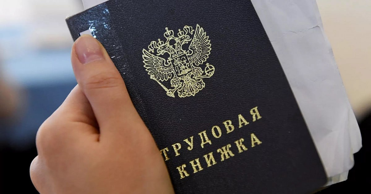 Торговля стала лидером на рынке труда Кубани в 2025 году В Краснодарском крае с января по май 2025 года сфера торговли стала крупнейшим работодателем, обеспечив занятость 13,3% от общего числа трудоустроенных жителей региона. Второе место по числу занятых занимает обрабатывающая промышленность 10,9% , далее следуют образование 7,7% и сельское хозяйство 7,3% . Уровень безработицы в Краснодарском крае, рассчитанный по методологии Международной организации труда МОТ , в среднем за январь-март 2025 года составил 2,1%, что соответствует показателю аналогичного периода 2024 года. РИА Новости / Максим Богодвид /фото/видео для публикации или заказать рекламу: «Утренний Юг»