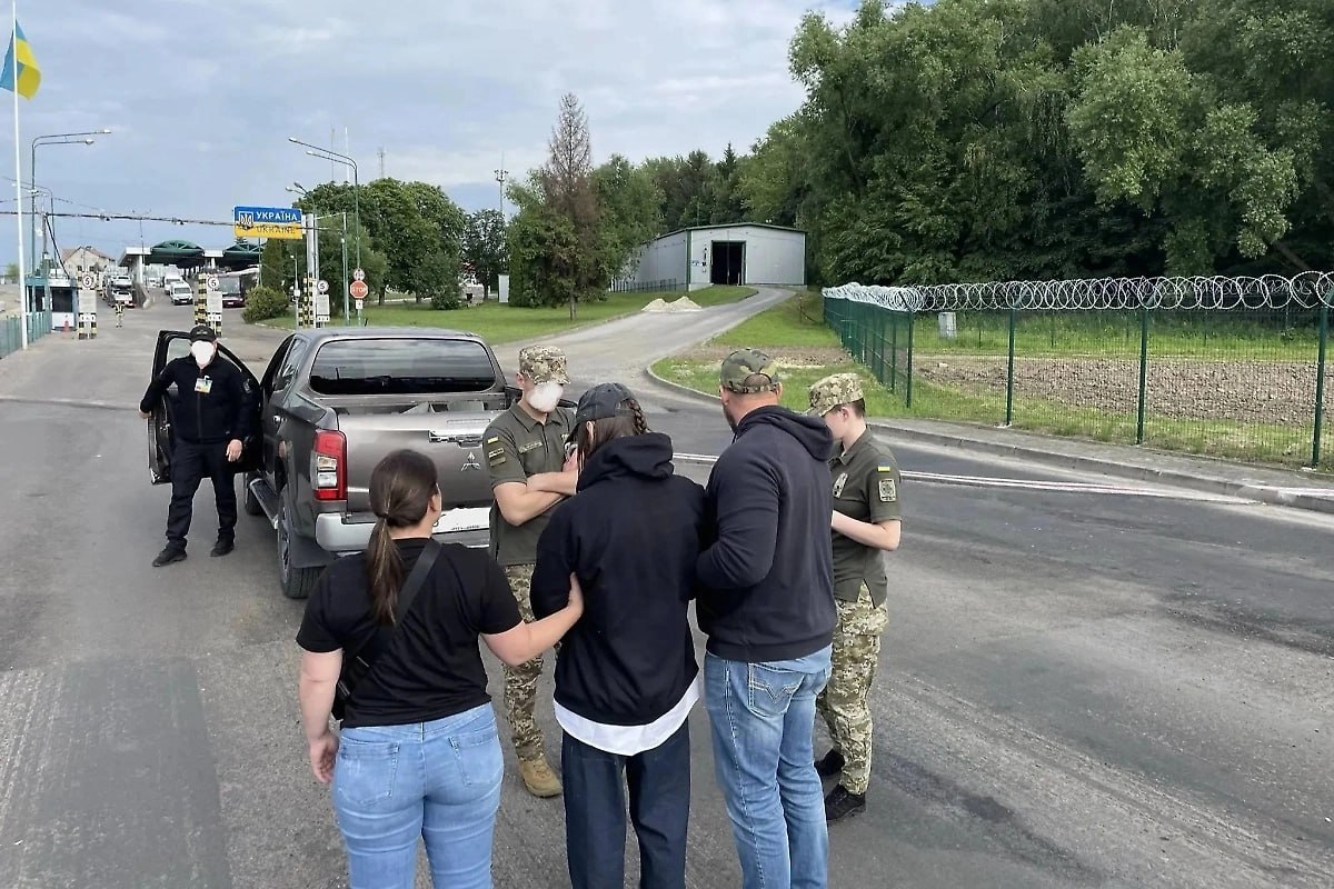 2 5 млн нелегалов покинули США при Трампе Министерство внутренней безопасности США сообщило что с момента прихода к власти Дональда Трампа страну покинули 2 5 миллиона нелегалов Из них 600 тысяч были депортированы меньше чем за год ещё 1 9 миллиона уехали самостоятельно В ведомстве назвали это фундаментальным достижением Президент США который ранее критиковал администрацию своего предшественника Джо Байдена за открытую границу и приток преступников теперь обещает провести крупнейшую депортационную операцию в истории США Геополитика