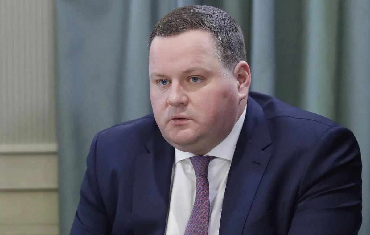 Глава минтруда Антон Котяков о том что доля работающих россиян старше 60 лет превысила долю молодежи до 30 лет Традиционно наиболее вовлеченными в экономику считаются люди в возрасте 30 39 лет их доля 25 Но уже сегодня по численности занятых эта группа уступает группе 40 49 лет Для обеспечения экономического роста в стране необходимо более активное вовлечение молодежи в занятость а также рост производительности труда Кто будет работать когда поколение умеющее работать и любящее труд уйдет не ясно