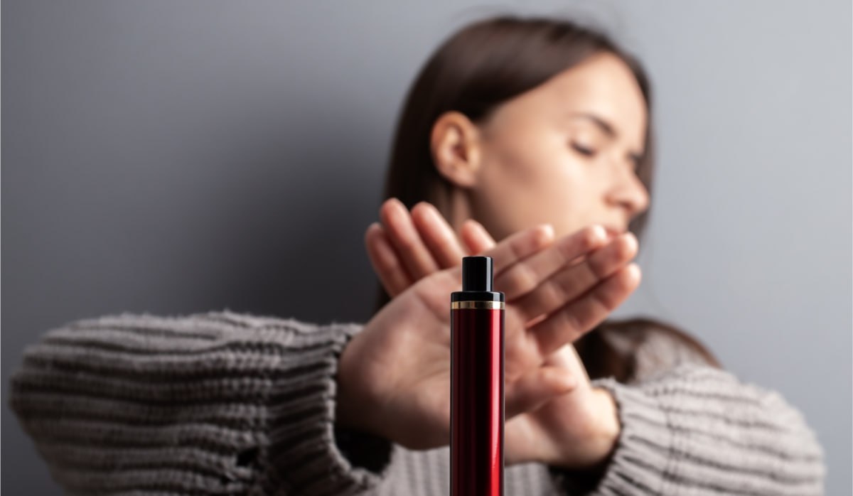 Запрет продажи вейпов поддерживают 74 нижегородцев Среди аргументов которые приводили нижегородцы поддерживающие запрет Вредно для здоровья Вейпы это синтетическая химия Ещё бы и табак запретили было бы прекрасно Против запрета на продажу выступили 6 опрошенных В ходе опроса они заявили что от вейпов ни мусора ни дыма а продавать будут бесконтрольно подпольно Нижегородская Стрелка Z Подпишись