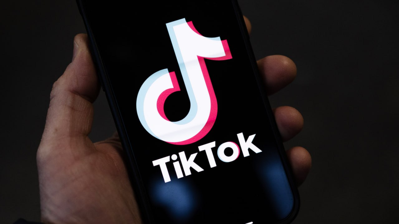 Россияне пожаловались на сбой в работе TikTok — проблемы продолжаются уже несколько часов.  Отзывы о неполадках поступают и из некоторых других стран, но их меньше, чем из РФ.