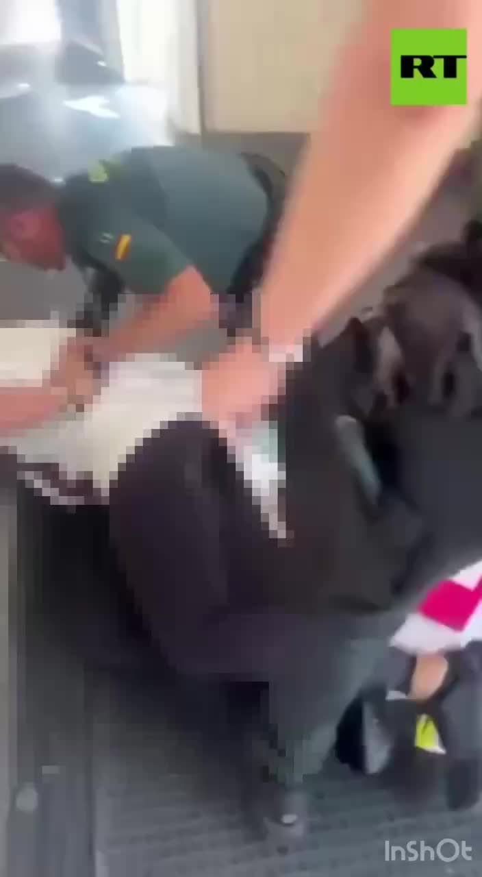 Инцидент с еврейским хором на рейсе Vueling: подростков сняли с самолета в Валенсии