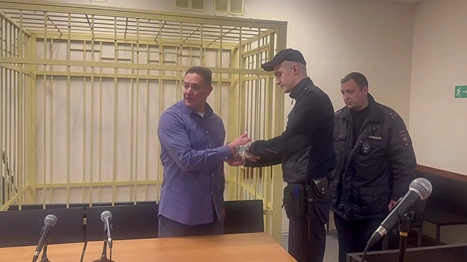 В Воронеже бывшего замначальника регионального УФСИН приговорили к 2 годам колонии В Железнодорожном районном суде вынесли приговор 53 летнему бывшему заместителю начальника регионального УФСИН Аркадию Молоканову Он отправится на два года в колонию общего режима и будет лишен права работать в правоохранительных органах на три года Кроме того Аркадия Молоканова лишили звания подполковника внутренней службы Молоканова признали виновным в превышении должностных полномочий за то что он отправлял подчиненных делать ремонт на объектах недвижимости которыми он владеет Сотрудники не выполняли рабочие задачи но при этом получали зарплату Подписывайтесь на канал РИА Воронеж в Max