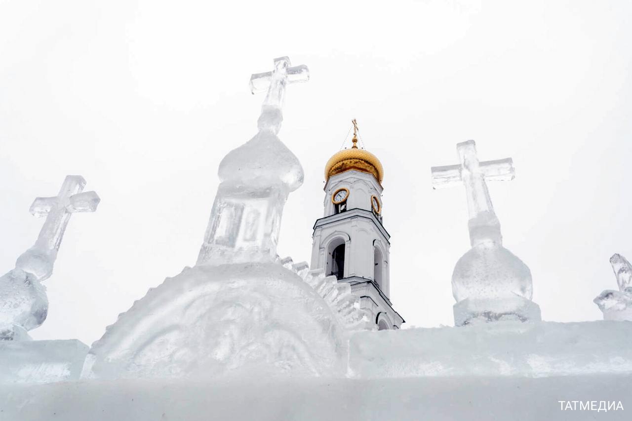 Для желающих попасть в Раифу запустят шаттл и организуют парковку  С 3 по 8 января шаттл для гостей Раифского монастыря будет курсировать по маршруту «Садовый-Раифский монастырь-Садовый» с 10:00 до 18:00. Проезд на нем будет бесплатным.  Напоминаем, что с 30 декабря по 8 января на площади перед входом в Раифский монастырь проходит ежегодный Рождественский фестиваль ледовых и снежных скульптур «Лед и свет».