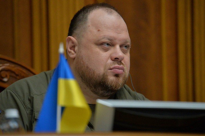 На Украине готовят специальный закон для выборов Новый проект будет регулировать так называемое послевоенное голосование, заявил спикер Рады Руслан Стефанчук: «Мы готовим разные базовые сценарии для того, чтобы люди могли реализовать свое фундаментальное конституционное право». Он подчеркнул, что президентские выборы будут проводиться только после завершения конфликта и заключения мирного соглашения. Подпишитесь на «Абзац» Добавьте «Абзац» в ленту «Дзена»