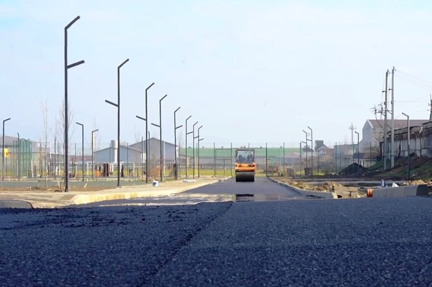 В Чегеме обустраивают набережную В Чегеме завершается реализация проекта благоустройства Река обнимает направленного на создание современных общественных пространств перед городским стадионом и вдоль набережной реки Чегем Общая площадь благоустраиваемой территории составляет около 1 5 гектара и включает в себя спортивные площадки для игровых видов спорта воркаут зону пешеходные и велодорожки уютные места для отдыха Подробнее здесь