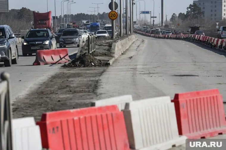 Два выезда на трассу Тюмень — Екатеринбург перекроют в Тюмени  Для проезда будут недоступны улицы Джанбровского и Первооткрывателей.  В первом случае из-за строительства путепровода в районе Московского тракта, а во втором — из-за возведения надземного перехода у ЖК «Колумб».  Все ограничения начнут действовать с 15 марта.   Подписаться