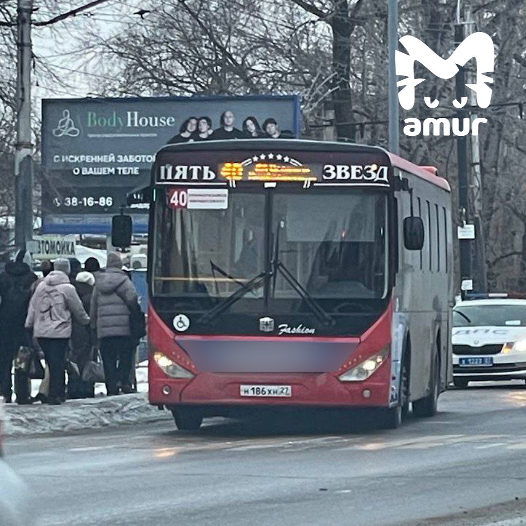 Автобус проехал по поскользнувшемуся ребёнку в Хабаровске. Мальчик в больнице.  Предварительно, мама с сыном рванули к дверям общественного транспорта № 40 с остановки "Спутник" на Краснореченской. Школьник упал, колесо проехало прямо по ноге. Пострадавшего увезли на скорой.  UPD. Мальчику семь лет. Со слов матери, водитель не закрыл двери и сын выпал из автобуса, после чего колесо проехало по ноге. Шофёр же заявляет, что ребёнок упал, когда они бежали к уже отъезжающему транспорту.