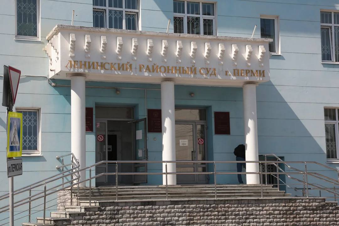 Депортированного из США пермского активиста отправили в СИЗО Ленинский районный суд Перми избрал меру пресечения в виде содержания под стражей пермскому активисту Леониду Мелехину внесен в реестр террористов и экстремистов до 25 сентября. Об этом properm.ru сообщили в пресс-службе суда. Он несколько лет находился в розыске, а в августе прошлого года пытался эмигрировать в США. По информации издания, активист провел несколько месяцев в иммиграционной тюрьме США, после чего его передали российским властям.