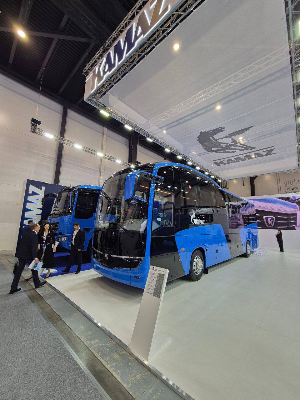 КАМАЗ представил новый туристический автобус с кухней и туалетом Компания сообщила о выпуске нового туристического автобуса оснащённого кухонным блоком и санузлом Модель разработана инженерами КАМАЗа совместно со специалистами Газпрома KMAZ Сайт Бот Invest Era