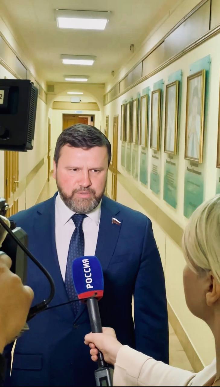 В Волгоградской области всесторонне обсудили статус-кво и перспективы электроэнергетического комплекса, результаты проводимой политики энергосбережения. Структура пром.производства, экономический потенциал и географическое положение области позволяют явные вызовы и проблемы энергетики экстраполировать не только на Юг России, но и на другие регионы страны. В выработке электроэнергии, наряду с гидроэлектростанциями и ТЭС, задействована солнечная и ветровая генерация. По уровню газификации более 90 проц. область входит в ТОП-10 регионов. Реализуются проекты по сжижению природного газа, увеличению доли автомобильного транспорта на газомоторном топливе. Сеть электрозаправок охватывает практически все муниципалитеты и к концу года превысит 100 единиц. Постепенно растёт парк электромобилей. Но несмотря на предпринимаемые на региональном уровне усилия, очевидно, что действующие федеральные программы развития рынка газомоторного топлива, электрозарядной инфраструктуры, предоставления субсидий при приобретении электромобилей исчерпали себя, не приносят ожидаемого экономического эффекта, должной мотивации и нуждаются в масштабной перезагрузке. Дают свои плоды принятые нами законодательные решения по повышению уровня ответственности субъектов электроэнергетики, консолидации активов сетевого хозяйства, введению института системообразующей территориальной сетевой организации. Надежность Единой энергосистемы - приоритет номер один. Высокий уровень износа оборудования, используемого при передаче электроэнергии на территории области, требует инвестиций в десятки миллиардов рублей уже в перспективе 3-5 лет. Фактические потребности в финансировании доступными источниками полностью не обеспечиваются. Выводы и предложения по итогам состоявшегося диалога обсудим с руководством Минэнерго, ФАС России, Ростехнадзора и Россетей. Благодарю своих коллег - депутата Государственной Думы Алексея Волоцкова, регионального координатора партпроекта ЕР «Зелёная экономика» Юрия Стрельцова за проактивную профессиональную позицию.