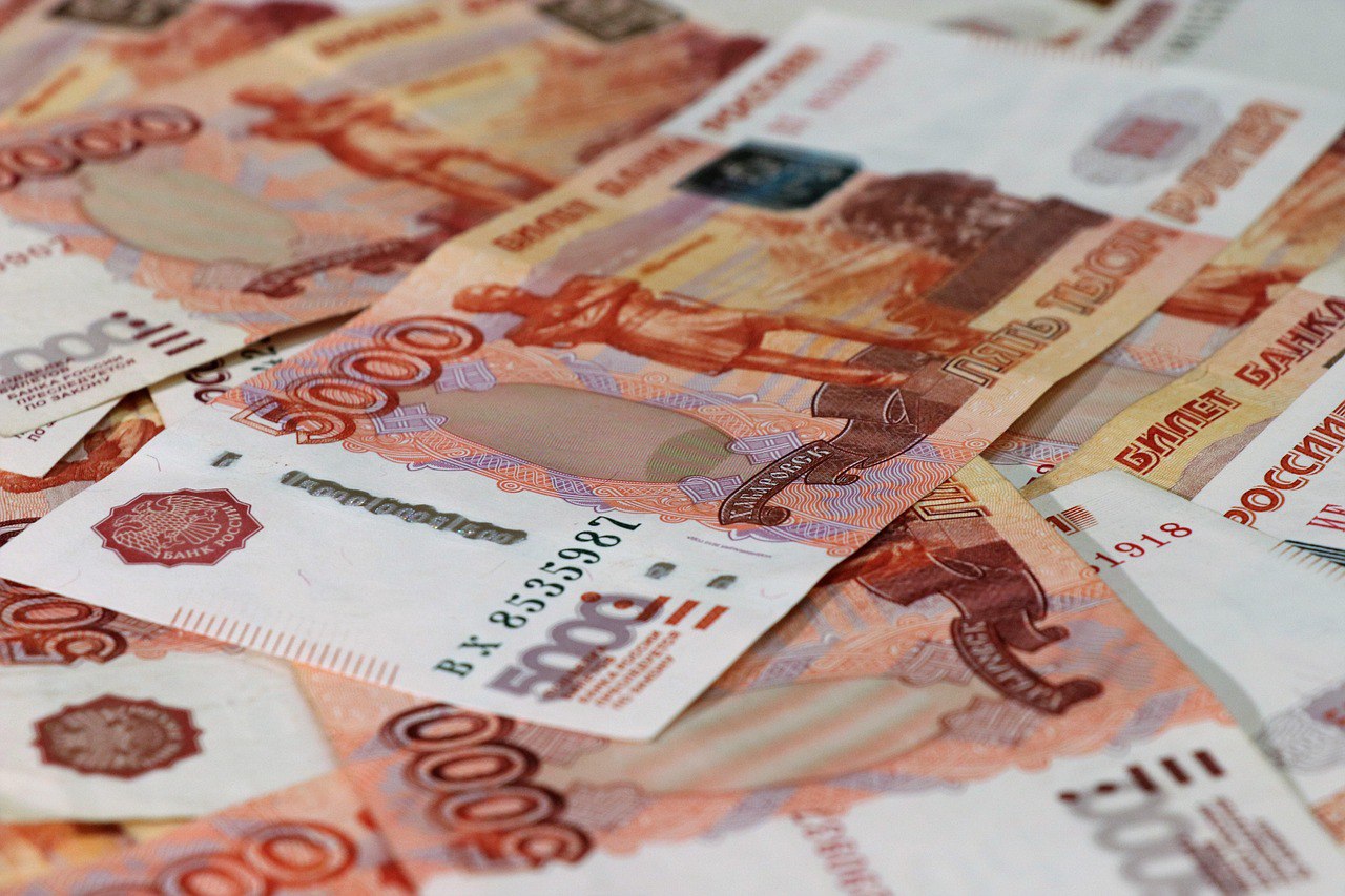 Забайкальский студент отдал мошенникам 20 млн рублей. Ему угрожали уголовкой за финансирование иностранной армии Забайкальцы заявили о хищении у их семьи более 20 млн рублей. Средства перевел мошенникам 20-летний сын заявителей. Как сообщает полиция, студент рассказал, что ему позвонил неизвестный, представившийся сотрудником ФСБ. «Под различными предлогами звонивший начал уточнять персональную информацию молодого человека, расспрашивать о финансовом положении, наличии имущества и профессии родителей. Затем стал угрожать привлечением к уголовной ответственности, утверждая, что с его счета были зафиксированы переводы за границу. У молодого человека был доступ к общему семейному банковскому счету и, чтобы избежать «уголовного преследования» забайкалец в течение нескольких дней снял 10 миллионов рублей и перевел их на указанные мошенниками счетами», — говорится в сообщении МВД. Второй раз мошенники начали угрожать студенту уголовной ответственностью его отцу. Тогда он взял день в сейфе родителей — так они лишились еще 10,5 млн рублей. По факту мошенничества возбуждено уголовное дело. Подписаться Прислать новость Помочь бустами