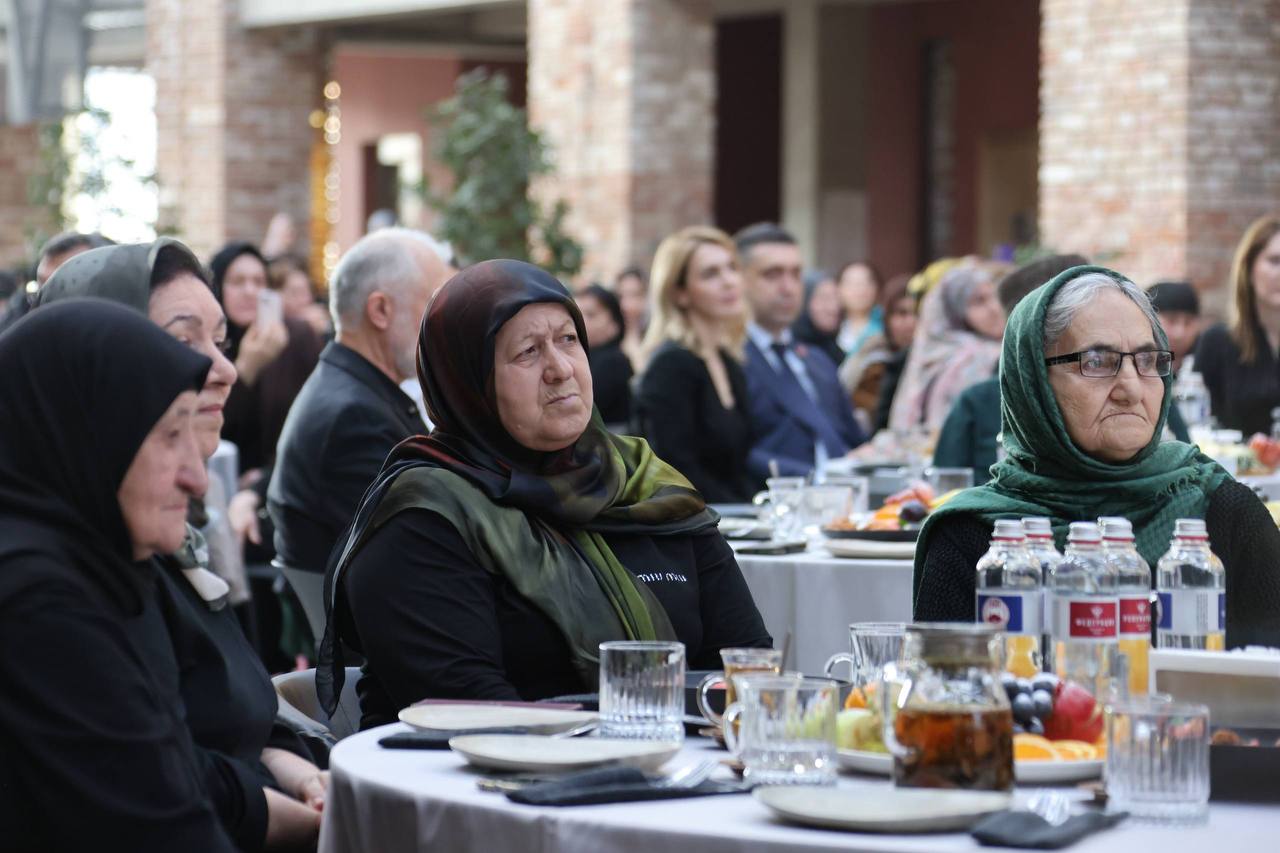 Кто воспитывает Героев России Сергей Меликов сегодня лично поздравил матерей защитников из Дагестана которые удостоились Золотой Звезды Встреча с ними прошла накануне Дня матери Среди участниц мероприятия Мадина Абуталимова Марина Исбакиева Лейла Караева Сабина Магомедова Магизат Магомедова Сапижат Мазаева Валида Муслимова Суна Набиева Хунчаназ Султанова Маликат Умаева и Патимат Худайнатова Кто то из матерей сейчас занимается активистской деятельностью кто то растит внуков и ждет сына с передовой Глава республики поблагодарил их за силу духа и патриотическое воспитание