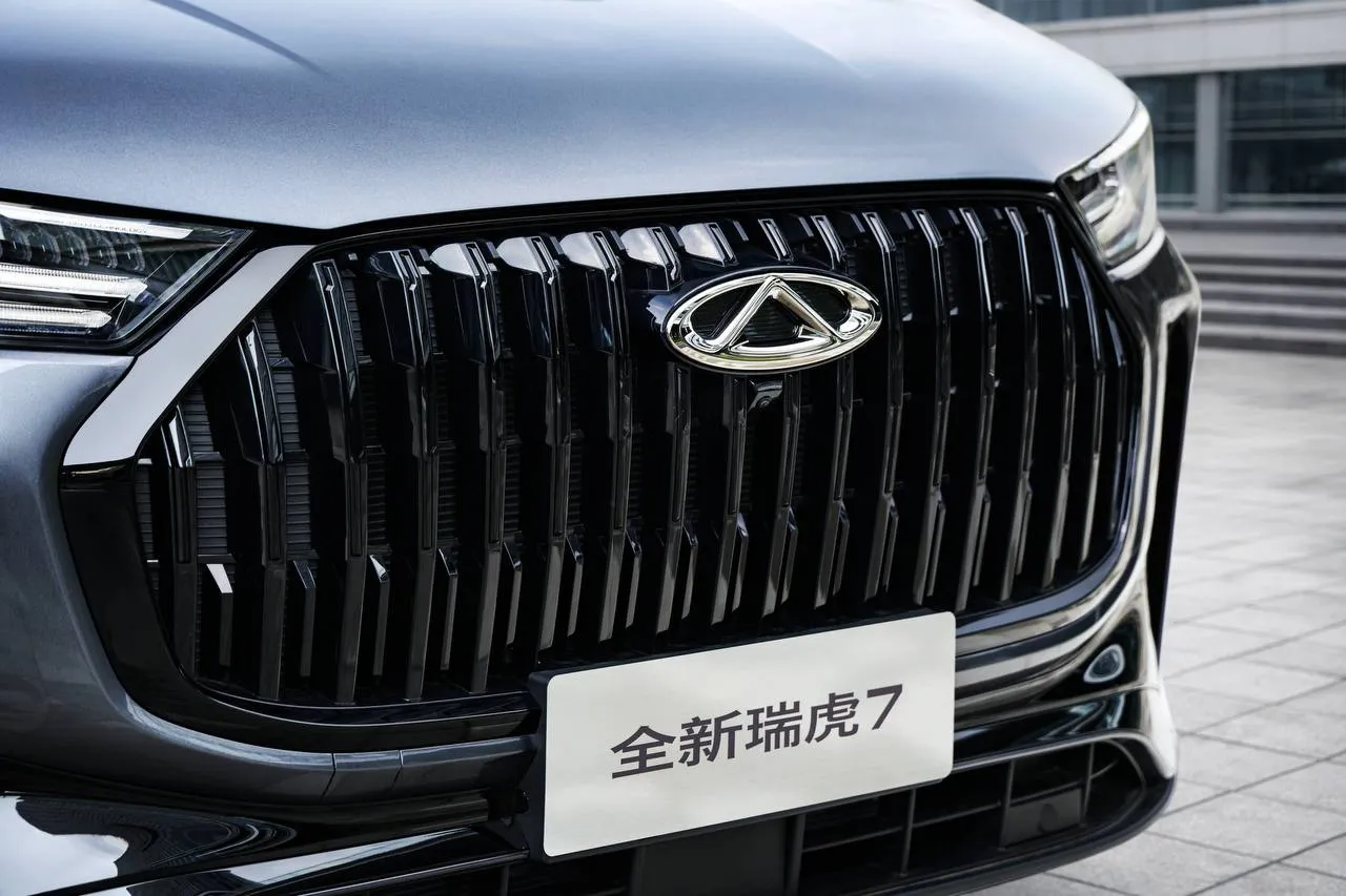 Chery внедрит на кроссоверы Tiggo 7 и Tiggo 8 новую систему автоматической парковки VPD Китайский производитель анонсировал интеллектуальную систему Valet Parking Driver VPD которая позволит автомобилю парковаться без участия человека Ассистент появится на серийных моделях уже до конца 2026 года В арсенале системы два ключевых режима One Tap Departure даёт машине возможность покинуть парковочное место по нажатию кнопки в мобильном приложении Автомобиль запускается и подъезжает прямо к владельцу Нейросети анализируют дорожную обстановку адаптируются к встречным машинам и узким проездам а при необходимости корректируют маршрут One Step Homecoming работает наоборот Водитель заезжает на паркинг выходит из автомобиля и через приложение активирует поиск места Система сама находит заранее заданное парковочное пространство Если оно занято запускается повторное сканирование с выбором свободного участка в реальном времени Безопасность обеспечена VPD отслеживает пешеходов и других участников движения при опасности сбрасывает скорость и может экстренно остановить машину Любые отклонения в действиях транспорта фиксируются За рулем в MAX