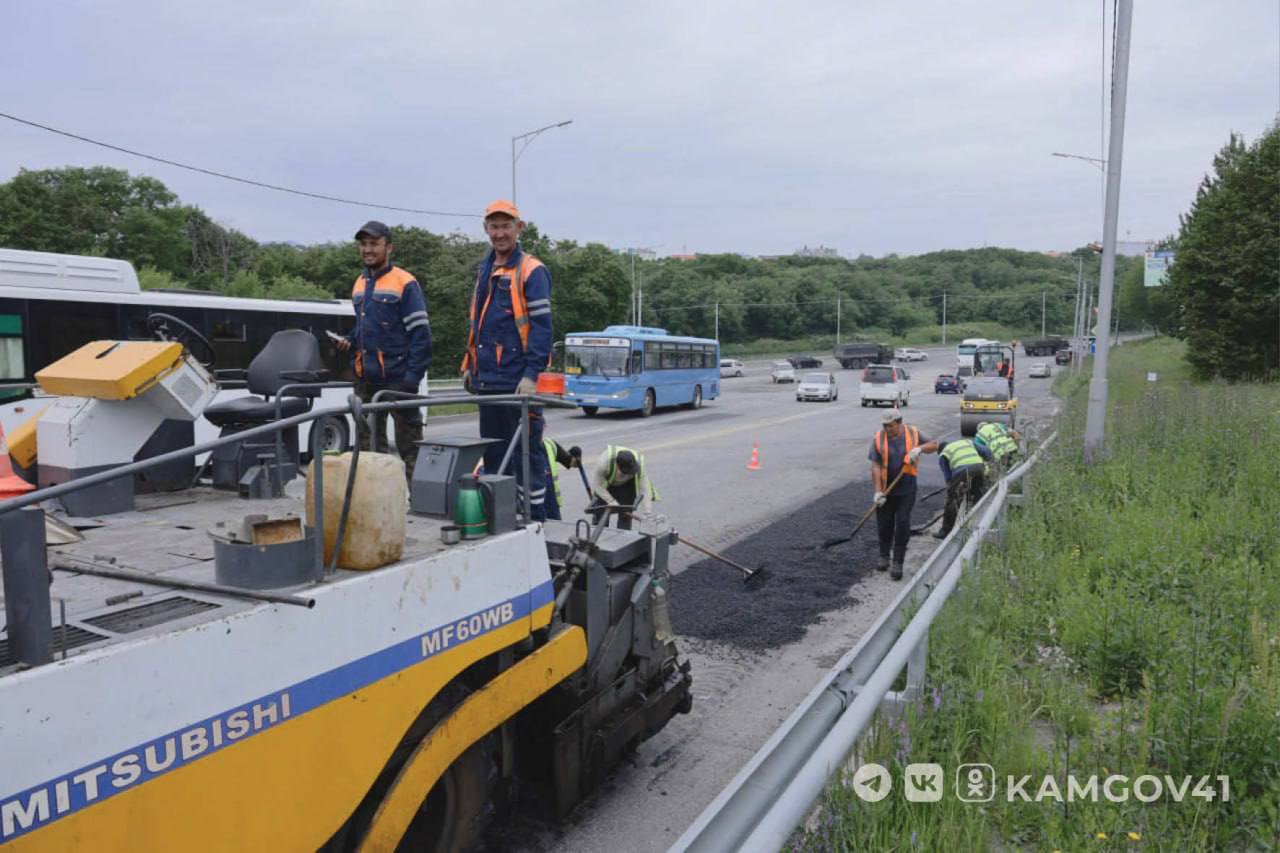 Дополнительный этап ямочного ремонта стартовал в Петропавловске-Камчатском   Дорожники уже отремонтировали 45 тысяч м² дорожного покрытия. Общий объем до конца августа составит порядка 70 тысяч м².  Объем работ в этом году увеличен по поручению главы региона Владимира Солодова.  Подробности – на сайте.  #камчатка #камчатскийкрай #дороги #поручениеГубернатора #ВладимирСолодов