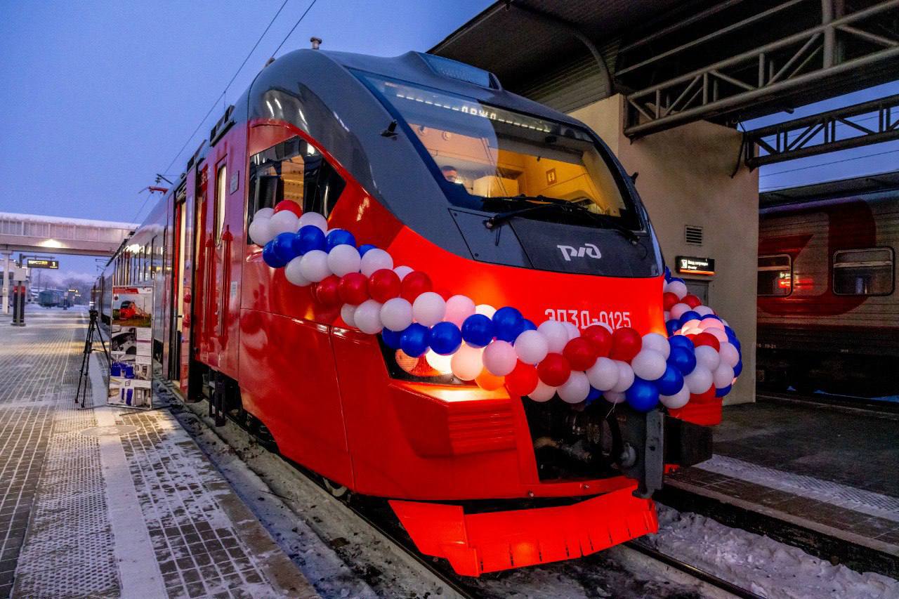 В этом году ДВЖД планирует завершить благоустройство привокзальной площади в Новом Ургале и провести масштабную работу по вокзалу в Ванино, сделав его удобным в т.ч. для колясочников и родителей с детьми. Необходимость таких преобразований мы обсудили с начальником дороги Евгением Вейде.    У нас выстроены хорошие отношения с железнодорожниками. Развитие экономики Хабаровского края напрямую связано с их деятельностью: логистикой, перевозками пассажиров и социальными проектами.    Очень удобным и полезным для жителей отдалённых населённых пунктов стал поезд «Святой Пантелеймон». В прошлом году бригада консультативно-диагностического центра на его базе объехала 25 станций. Люди прошли диспансеризацию, получили квалифицированную медицинскую помощь. Эту практику надо продолжать.    ДВЖД в начале года полностью завершила обновление пригородных электричек. Это великолепные поезда, и пассажиры очень довольны. Мягкие сиденья, возможность подзарядки телефона, климатическая система, условия для маломобильных граждан.    Вместе с Дальневосточной железной дорогой к Году защитника Отечества, объявленному Президентом, и 80-летию разгрома фашистов мы запустим два ретропоезда «Победа». Они будут ездить по маршрутам Ружино – Хабаровск, Новый Ургал – Комсомольск-на-Амуре.