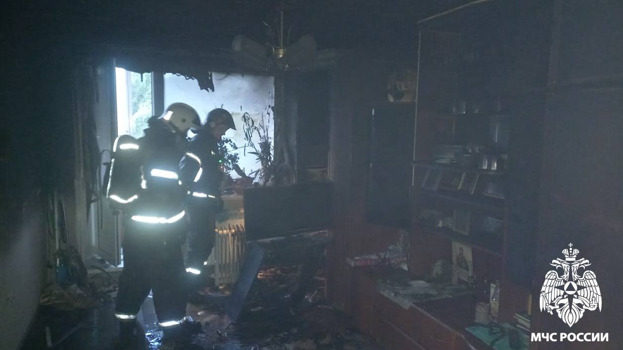 Возгорание в жилом доме на Сибиряков-Гвардейцев в Кемерово На момент прибытия первого подразделения из окна 3-го этажа шел густой черный дым. До прибытия пожарных подразделений из здания самостоятельно эвакуировались 7 человек.Очаг возгорания локализован на площади 1м². На месте работали 20 человек и 6 единиц техники. Предварительная причина пожара – нарушение правил технической эксплуатации электрического оборудования МЧС России напоминает: Будьте внимательны и осторожны с огнем! Соблюдайте правила пожарной безопасности! В случае возникновения пожара немедленно звоните по номеру 101 или 112. MAX