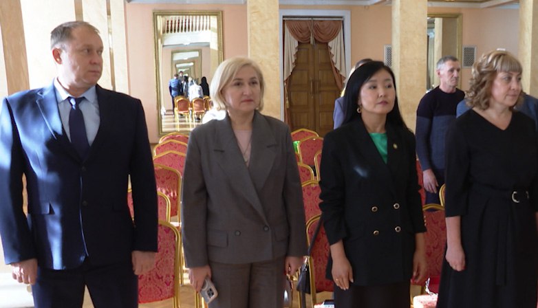 Губернатор Александр Осипов вручил забайкальцам высокие государственные награды В Чите состоялась торжественная церемония награждения Губернатор Забайкальского края Александр Осипов вручил забайкальцам высокие государственные награды от имени президента России Владимира Путина и вице премьера Правительства РФ Юрия Трутнева Среди награжденных представители региональной власти бизнеса образования