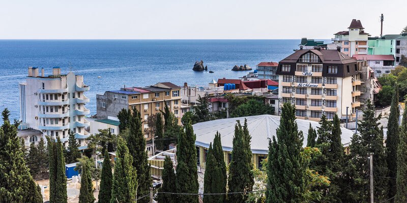 В Крыму власти продали 60 национализированных объектов, пополнив бюджет республики на 4,8 млрд рублей, заявил глава крымского парламента Владимир Константинов. «Новые хозяева намерены развивать свои приобретенные активы, готовы вкладывать в это средства. В этом их отличие от предыдущих хозяев, которые, находясь за пределами Крыма, выжимали из предприятий все, что могли, не развивая их», — отметил политик. Всего с 2022 года в Крыму было национализировано свыше 4,2 тыс. объектов имущества, принадлежавших 410 недружественным в отношении России людям и государствам. Налоговые платежи в бюджеты всех уровней от отчуждения имущества республики в 2024 году составили порядка 2 млрд рублей, что в 3,8 раза превышает показатели 2023 года.