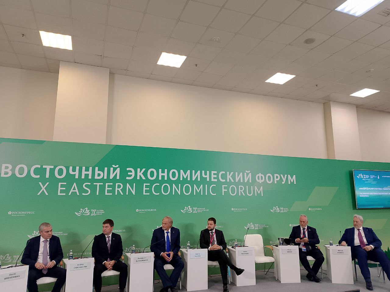 Генеральный директор ГТЛК Михаил Парнев выступил на сессии ВЭФ 2025 Авиация Дальнего Востока сценарии развития Одной из основных задач ГТЛК на российском рынке является развитие спроса на продукцию отечественного авиастроения и импортозамещение флота отечественных авиакомпаний новой российской техникой ГТЛК лидер авиационного лизинга в России Компания занимает первое место в сегменте лизинга авиатранспорта и по объему нового бизнеса и по объему портфеля Общий объем инвестиций в авиационную промышленность составляет более 524 млрд рублей Флот компании состоит из 359 единиц воздушных судов а каждый 13 ый авиапассажир в России летает самолетами поставленными ГТЛК Как многофункциональный институт развития компания полноценно вовлечена в решение задач стоящих перед отраслью по части связанности территорий развития полетов и маршрутов увеличения пассажиропотока Развитие региональной авиации в приоритете ГТЛК давно и плодотворно сотрудничает с местными властями по развитию Дальнего Востока В условиях сурового климата и больших расстояний жители региона испытывают большую потребность в услугах воздушного транспорта и в наличии авиационной инфраструктуры Для повышения транспортной доступности обеспечения связанности территорий а также развития внутреннего туризма необходимо обновлять транспортный парк и интегрировать инновационные технологии Намерены совместно с Правительством РФ ВЭБ РФ и партнерами создавать новые рынки высокотехнологичной продукции в которых будут задействованы частный бизнес наука стартапы госкомпании Для нас как для финтеха задачи подобного рода являются стратегически важными