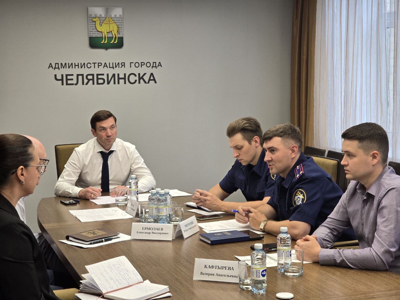 С 1 сентября в Челябинске начнут эвакуировать самокаты, брошенные не по правилам Мэр Челябинска Алексей Лошкин заявил, что с осени в городе вступят в силу новые правила благоустройства: электросамокаты, оставленные вне специальных зон, будут эвакуировать. Власти уже утвердили 400 стоянок для СИМов, ещё 1100 появятся до августа. Операторы обязаны нанести разметку, но пока размечено только 10% точек. Мэр потребовал ускорить работу. Город предложит ввести штрафы для операторов, размещающих технику вне установленных мест — есть случаи, когда самокаты массово выставляют на тротуарах и переходах. Также в планах — усиление ответственности за отсутствие индивидуальных номеров на самокатах. Нарушения фиксируются камерами, а без маркировки штрафовать не получится. По словам Алексея Лошкина, если новые меры не сработают, рассмотрят более жёсткие ограничения.