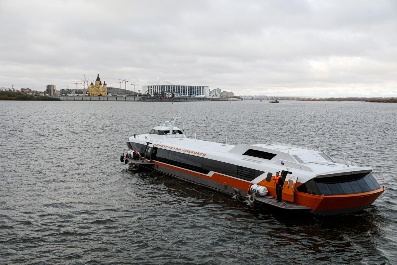 Правительство направило 5 млрд рублей на поддержку льготного лизинга водного транспорта    За счет выделенных средств будет профинансировано строительство не менее 33 пассажирских судов на отечественных вервях. Построенные суда Государственная транспортная лизинговая компания в 2025–2026 годах передаст транспортным компаниям в лизинг на срок до 25 лет по льготной ставке 2,93% годовых.   Инвестиционный проект по строительству морских и речных судов для последующей передачи в лизинг на льготных условиях стартовал в 2023 году. В его рамках до 2027 года планируется построить около 260 судов, в том числе пассажирских, рыбопромысловых, грузовых и крупнотоннажных.   #господдержка