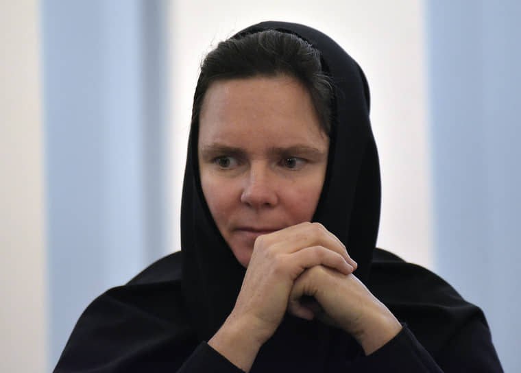 Глава правового управления Московской патриархии РПЦ игуменья Ксения предложила изменить Конституцию, чтобы запретить аборты. «В словаре русского языка "жизнь" — это период бытия человека с начала его существования, то есть с зачатия. Это не совпадает с положениями Конституции, где сказано, что жизнь начинается с момента рождения», — заявила она. И еще презервативы в Конституции запретить. И онанизм. И высшее образование только после рождения двух детей. Так победим. Riddle