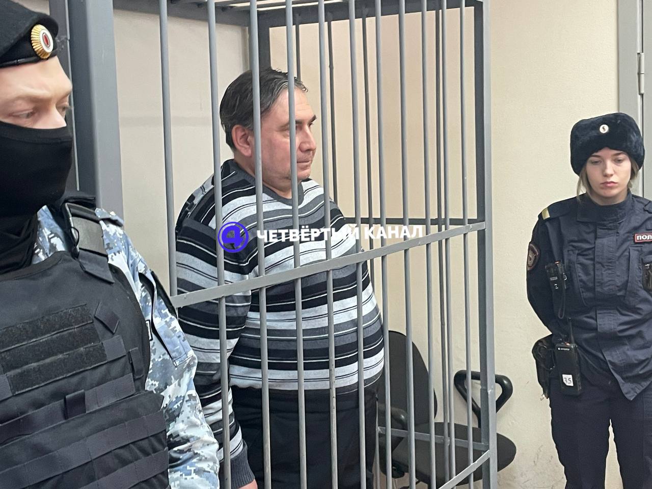 Взятку в 4 4 млн рублей получили бывший министр ЖКХ Николай Смирнов и его заместители В обмен экс чиновники помогали компании подрядчику добиваться согласований и получать техническую документацию при выполнении муниципальных контрактов в сфере водоснабжения и водоотведения Главного инженера этой фирмы и посредника освободили от уголовной ответственности за помощь следствию По версии следствия Смирнов получил около 980 тысяч рублей Его заместитель Игорь Чикризов не менее 1 миллиона Другой зам Андрей Кислицын около 2 5 миллионов Уголовное дело направлено в Верх Исетский районный суд Екатеринбурга для рассмотрения по существу Подписаться на 4 канал Мы в MAX