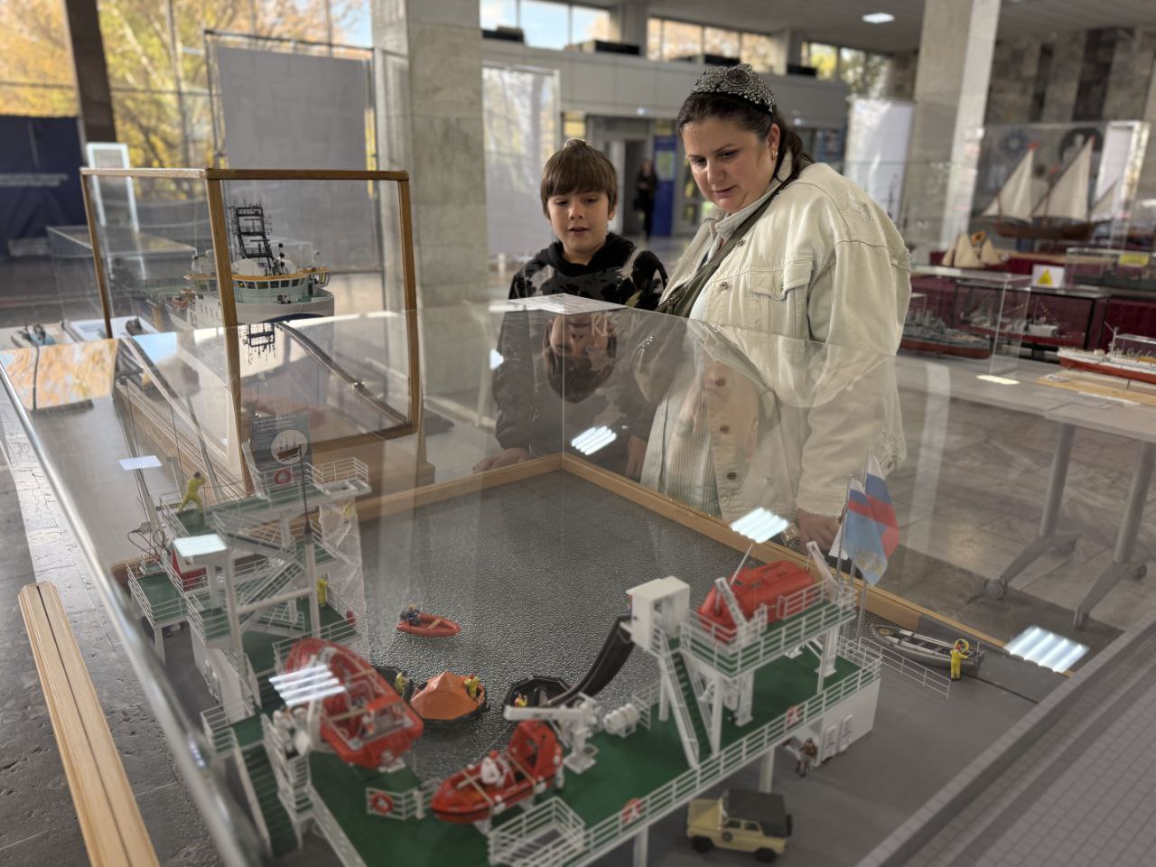 В Ушаковке прошел Чемпионат России по судомодельному спорту С 30 октября по 6 ноября 2025 года опытнейшие мастера из России и республики Беларусь в области ювелирного судоходства боролись за звание лучшего в рамках Чемпионата России по судомодельному спорту и VI международного Кубка Цемесской бухты Состязания проходили на базе Государственного морского университета имени адмирала Федора Ушакова В этом году в соревнованиях участвовали мастера из России Белоруссии Крыма Серверного Кавказа Подмосковья Урала Жюри предстояло оценить более 180 моделей миниатюрных судов разных классов В состав компетентного жюри вошли профессионалы с чьим мнением сегодня считаются во всем мире президент Международной Федерации главный тренер национальных команд Республики Беларусь по техническим и авиационным видам спорта Дмитрий Калмыков председатель Федерации судомодельного спорта России руководитель секции С Александр Сивенцев председатель Новороссийского клуба истории флота Игорь Белоконь Подробнее Миниатюрным кораблям семь футов под килем KP RU