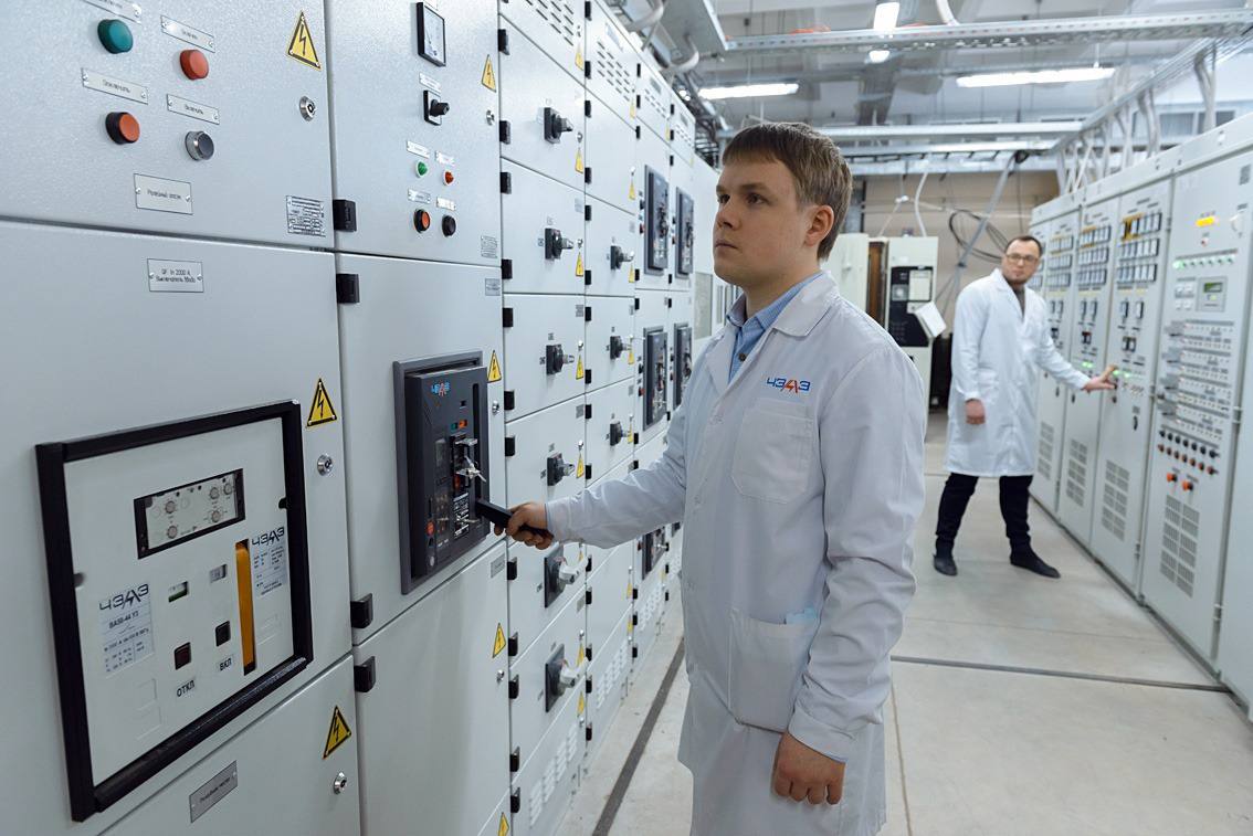 В Корсакове стартует проект нового резидента Свободного порта Владивосток — компании «ЧЭАЗ-Дальний Восток», входящей в состав ведущего российского производителя электротехнического оборудования. Инвестиции в размере 120 млн рублей позволят создать 100 рабочих мест уже в этом году, а к 2030 году планируется расширение производства до 5 тыс. м² и увеличение числа специалистов до 500 человек. Предприятие будет выпускать высокотехнологичное оборудование для нефтегазовой, энергетической и горнодобывающей отраслей, включая распределительные устройства, системы релейной защиты и низковольтные щиты для подстанций и промышленных объектов. Это важный шаг к импортозамещению и укреплению технологического суверенитета Дальнего Востока. Проект не только сократит логистические издержки для ключевых отраслей Сахалина, но и станет драйвером развития кадрового потенциала. «ЧЭАЗ» активно сотрудничает с Сахалинским государственным университетом: создает R&D-центр, оснащает лаборатории и запускает программу подготовки инженеров по направлению «Сервис и пусконаладка электротехнического оборудования». Благодаря преференциям СПВ — нулевым налогам на прибыль, сниженным страховым взносам и поддержке Корпорации развития Дальнего Востока — проект демонстрирует, как государственные инструменты стимулируют качественные инвестиции. Уверен, это начало новой эпохи для промышленности острова!