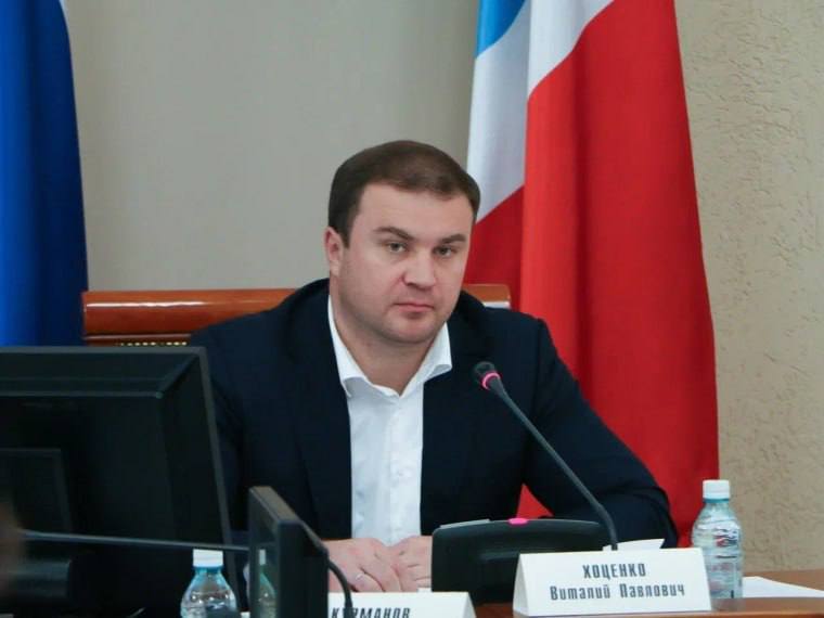 Омским сиротам по инициативе губернатора Виталия Хоценко начали выдавать жилищные сертификаты Размер сертификата - 2 млн 859 тыс. рублей. Деньги выделяются из областного бюджета. Новый механизм дополняет уже действующие меры поддержки. Ключевое отличие новой программы – целевое использование средств исключительно на территории Омской области. По последним данным, 115 детей-сирот уже получили свидетельства на получение субсидии, а еще 110 приглашены для оформления документов в июле. За первое полугодие 2025 года было выдано 187 жилищных сертификатов и предоставлено 18 квартир.