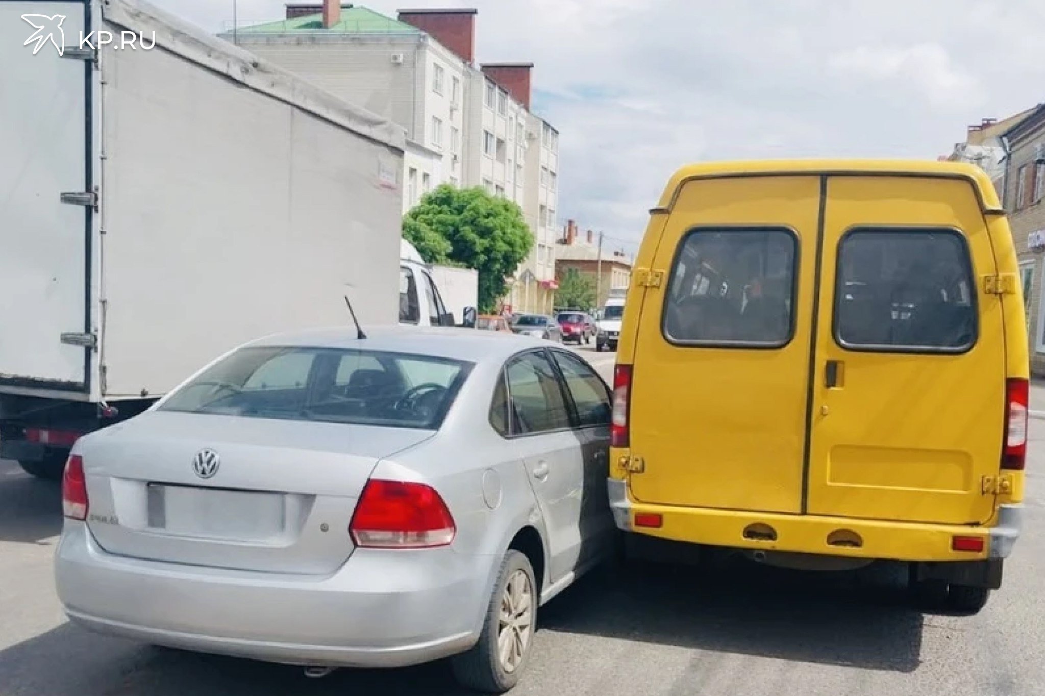 В райцентре под Воронежем в столкновении Volkswagen Polo и «Газели» пострадала 19-летняя девушка Госавтоинспекторы разбираются в обстоятельствах аварии с пострадавшей в воронежской Россоши. Около 12:10, по предварительным данным дорожной полиции, 71-летний водитель автомобиля «Фольксваген поло» при перестроении не уступил дорогу ГАЗ-322132, двигающемуся в попутном направлении, машины столкнулись. В результате ДТП 19-летняя пассажирка микроавтобуса получила травмы, ее доставили в больницу. За 13 мая в Воронежской области сотрудники ГАИ зарегистрировали 91 ДТП, в них пострадали пять человек.