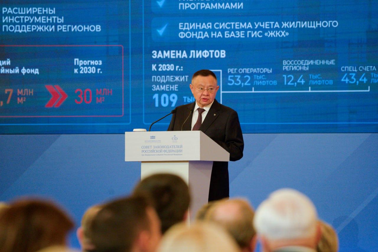 Ирек Файзуллин выступил с докладом на заседании Совета законодателей при Федеральном Собрании Глава Минстроя рассказал об обеспечении доступности жилья и развитии жилищной инфраструктуры В 2024 году вклад строительной отрасли в ВВП составил 13 1 или почти 22 трлн рублей С 2020 по 2024 год построено около 600 млн кв м жилья В этом году запланирован ввод 103 млн кв м В индивидуальном жилищном строительстве за этот период построено 267 кв м а в 2025 году еще 59 5 млн кв м С 2019 года выдано более 10 5 млн ипотечных кредитов на 35 трлн рублей Инфраструктура По федпроекту Формирование комфортной городской среды благоустроено более 80 тыс территорий из них 37 тыс общественных и 43 тыс дворовых До 2030 года планируется обновить 30 тыс пространств и реализовать 1 6 тыс проектов победителей всероссийского конкурса Планируется что в 2025 2027 годах застройщики введут 725 объектов социальной инфраструктуры Федеральный проект Модернизация коммунальной инфраструктуры позволит до 2030 года построить 2 тыс объектов ЖКХ обновить свыше 50 тыс км сетей Стоит задача сократить срок строительства технически несложного объекта жилья или инфраструктуры до 1 тыс дней Для ускорения сопутствующих процессов подготовлен законопроект который может сократить в 2 раза сроки вовлечения земельных участков в оборот Подписывайтесь в MAX СолодовниковГД СолодовниковГД