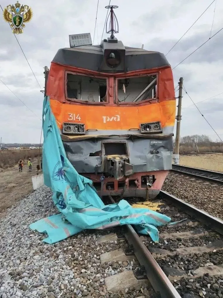 Поезд Владивосток Москва столкнулся с большегрузом в Амурской области 12 апреля около 16 30 на железнодорожном переезде станции Архара произошло столкновение почтово багажного поезда следовавшего из Владивостока в Москву с грузовым автомобилем По предварительным данным водитель грузовика выехал на пути на запрещающий сигнал светофора что и привело к аварии Момент удара зафиксировала камера наблюдения В результате столкновения произошел сход одной колесной пары электровоза Удар был такой силы что повреждения получили не только передняя часть локомотива но и железнодорожная инфраструктура светофор и шпалы Несмотря на серьезность инцидента среди людей пострадавших нет На данный момент специалисты устанавливают точный размер причиненного ущерба По факту происшествия на путях Дальневосточной железной дороги проводится проверка для выяснения всех обстоятельств случившегося Читайте нас в MAX Deitaru