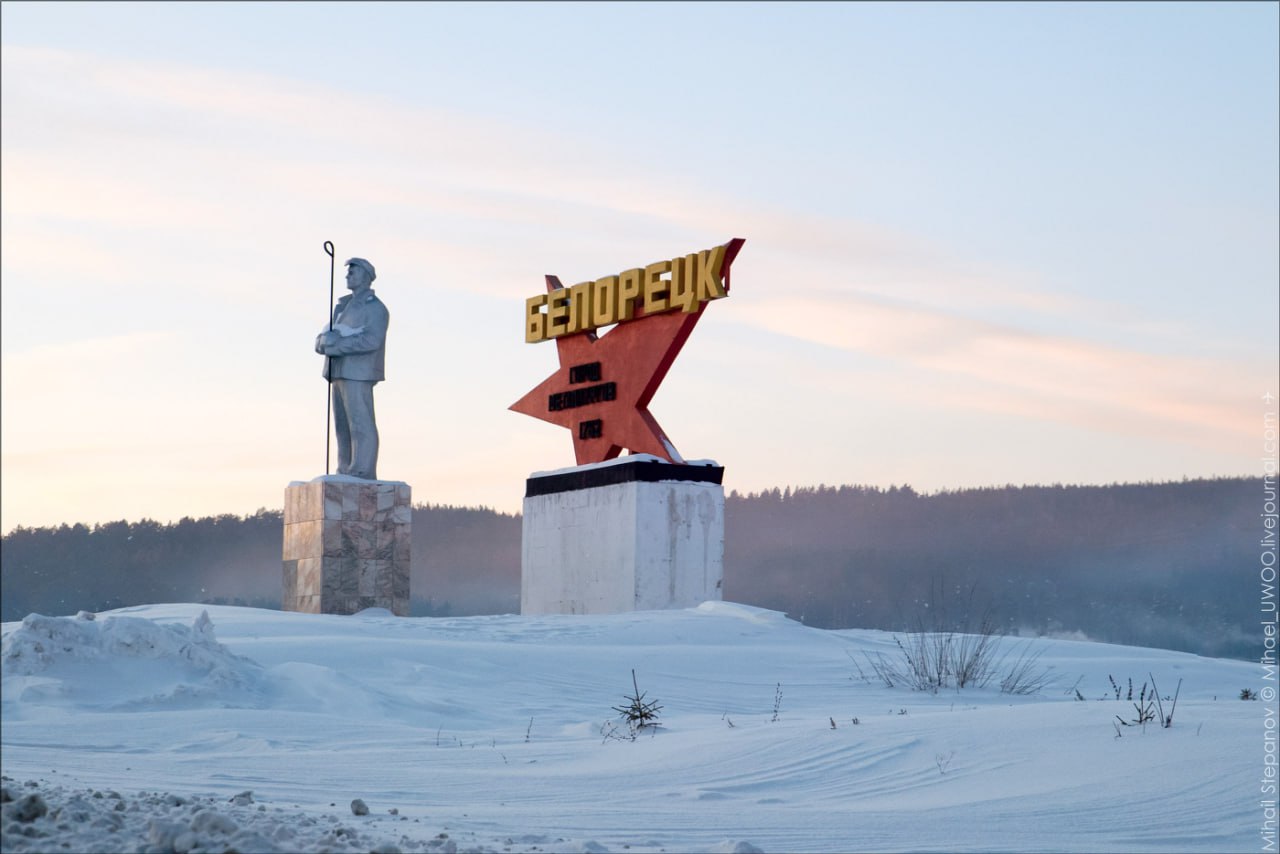 В небольшом башкирском городке Белорецке назревает нешуточный скандал. По данным местных медиа, здесь, возможно, разоблачили сообщество педофилов, жертвами которых стали преимущественно дети из Узянского приюта.   Однако, после того как в числе пострадавших оказался ребенок из обычной семьи и последовало заявление от родителей, история начала развиваться. По данным издания Mkset, расследование ведут следователи из Москвы, и они уже якобы вышли на известных в городе людей, среди которых бизнесмены и чиновники. Уже изъято более сотни видеоматериалов порнографического содержания.   Местные журналисты пишут, что в городе многие знают о происходящем, но из-за высокого положения потенциальных подозреваемых ситуация пока не получила должного освещения.