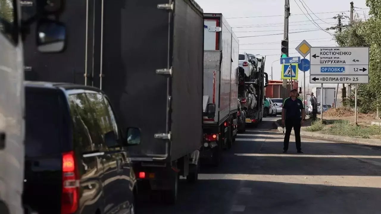 Новый путепровод на Третьей Продольной запустят до конца года в Волгограде  У поселка Водстрой открыли движение по правой стороне многоуровневой развязки. Сегодня ход работ на объекте проверил глава региона Андрей Бочаров. Он назвал проект трудным, однако путепровод намерены сдать уже до конца года.   Напомним, Третья продольная признана в областном центре одной из наиболее загруженных дорог.           Подписаться