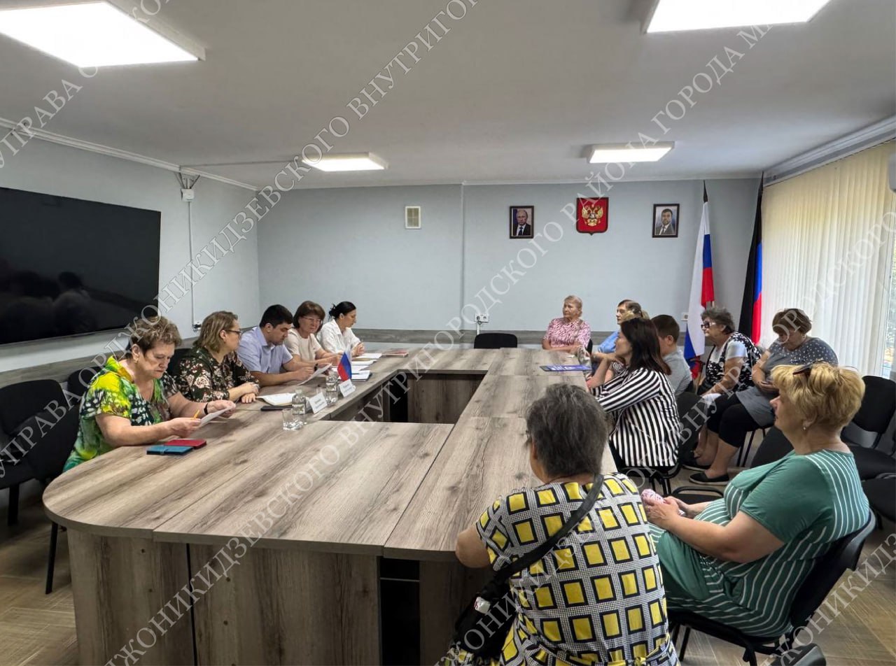 Представители медицинских учреждений провели встречу с жителями района. Сегодня и.о. главного врача Центра первичной медико-санитарной помощи №5 в Мариуполе и и.о. главного врача городской больницы №2 встретились с местными жителями. Мероприятие прошло в формате открытого диалога, на котором жители задавали актуальные вопросы. Одной из участниц встречи требуется помощь в реабилитации ребенка с кистой в коленном суставе. Вопросами здравоохранения детского населения в нашем городе занимается Центр охраны материнства и детства, где работают узкопрофильные специалисты. Медицинская помощь по оперативному вмешательству для взрослого населения оказывается в Многопрофильном медицинском центре.