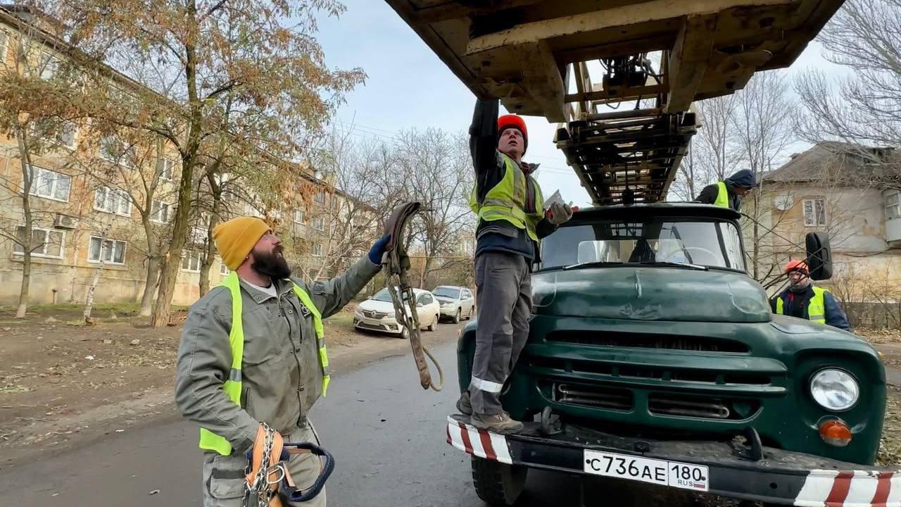 Специалисты Югры установили 500 новых светильников в Макеевке в этом году  Работники региона-шефа закончили работу на 14 улицах Макеевки, над которыми зажглись 500 новых светодиодных светильников.   Они более экономичны: старые светильники потребляют 250 Вт, новые — 150 Вт.  С начала года в рамках модернизации освещения дорог в Макеевке энергетики из Югры проложили порядка 11 км линий электропередачи.  Подписаться