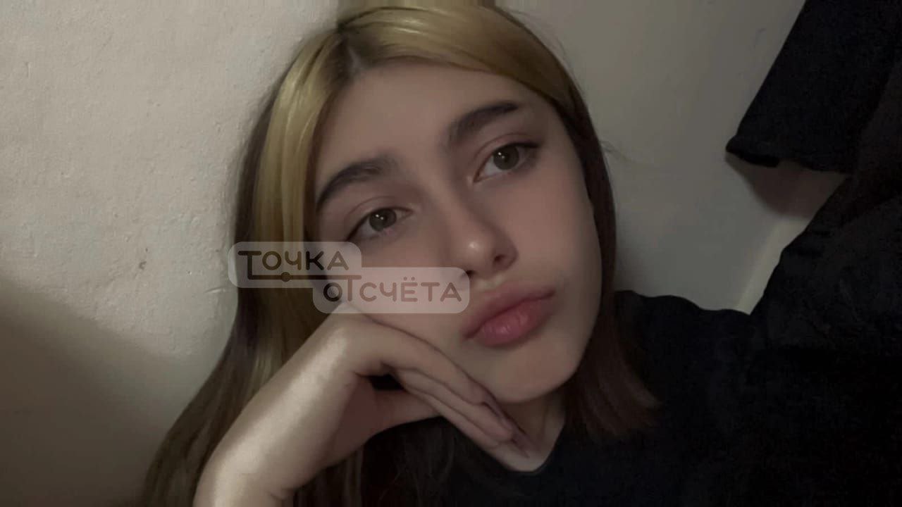 В Тымовском пропала 15-летняя Виктория Вячеславовна Гурская.  Девочка ушла из Сахалинского политехнического центра №2  18 октября. О том, где она находится, до сих пор ничего не известно.  Приметы:  рост 160-170 см, худощавое телосложение, темные мелированные волосы.  Особая примета:  пирсинг на языке.  Была одета:  черная куртка, серые джинсы, серые кроссовки.  Может находиться в любом районе Сахалинской области.  Проверку по факту пропажи несовершеннолетней проводит следственный комитет.  Если вы обладаете информацией, которая поможет найти Викторию Гурскую, откликнитесь: 780-855, 744-313, +7 984 184-10-10, WhatsApp +7 962 120-66-98.