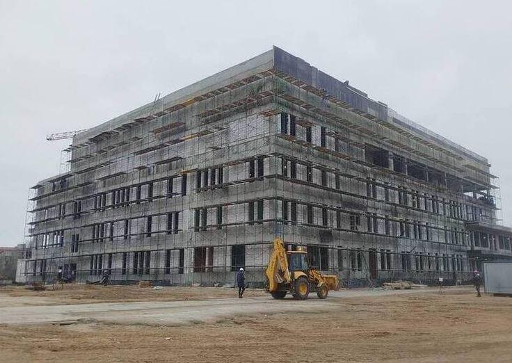 Детский медцентр в Мелитополе планируют открыть в начале 2026 года В Мелитополе продолжается строительство детского многопрофильного медицинского центра – его планируют сдать уже в первом квартале 2026 года. Основные строительные работы уже выполнены на 80–90%. На объекте трудятся сотни специалистов, а контроль за качеством и сроками лично ведёт министр здравоохранения Запорожской области Борис Александров. Центр рассчитан на 340 коек, из них 240 – в педиатрическом корпусе. Он будет обслуживать детей из Запорожской и Херсонской областей. Новая больница станет местом скорейшего выздоровления и профессиональной заботы о детях!!! Новый Мелитополь подпишись