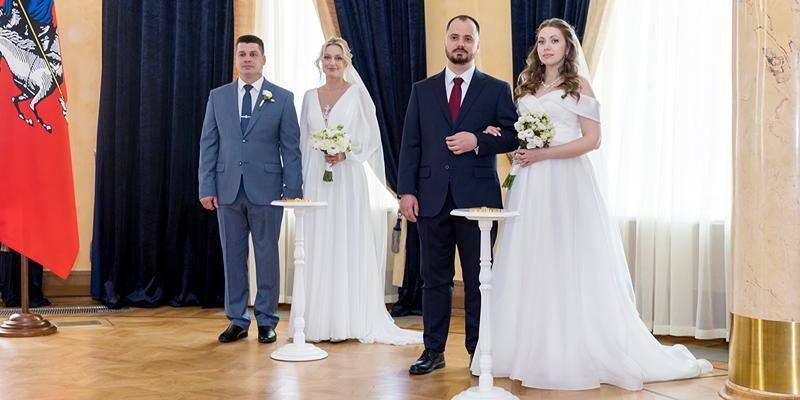 Замечательная новость для всех влюблённых кто планирует свадьбу этой весной  Столичные загсы открыли приём заявлений на регистрацию брака в Московской городской Думе Торжественные церемонии пройдут 18 апреля накануне Красной горки Как принять участие До 10 марта нужно отправить на электронную почту zags mos ru историю знакомства с краткой биографией жениха и невесты а также признание в любви к Москве К письму необходимо приложить совместную фотографию и контактный телефон  Организаторы выберут самые красивые и трогательные рассказы наполненные уважением и любовью друг к другу и к столице и свяжутся с победителями Что ждёт молодожёнов  Церемония пройдёт в Зале приёма делегаций Мосгордумы под живую музыку Пары скажут заветное да обменяются кольцами и получат первый семейный документ  Для гостей организуют экскурсию по зданию столичного парламента уникальная возможность прикоснуться к истории Как отметил председатель Мосгордумы Алексей Шапошников чествование молодых москвичей стало доброй традицией Это очень символично ведь именно здесь ранее планировалось построить главный Дворец бракосочетания Москвы  Кстати всего в столице функционирует свыше 60 площадок для проведения торжественных церемоний дворцы бракосочетания музеи станция метро Маяковская усадьбы и рестораны Определиться с местом поможет сервис Наша свадьба на портале mos ru самый подробный гид по свадебным площадкам Москвы  Если вы мечтаете о незабываемой свадьбе в историческом месте дерзайте Ждём ваши истории Подписывайтесь на мой канал в MAX