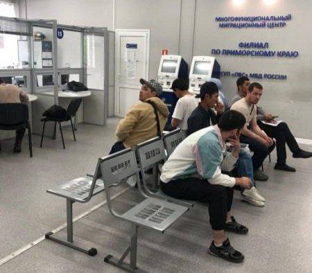 В Приморье почти 5 тысяч иностранных граждан воспользовались миграционной амнистией  Согласно Указу Президента Российской Федерации № 1126, с 1 января по 10 сентября 2025 года каждый иностранный гражданин, допустивший нарушение режима пребывания, обязан для урегулирования своего правового положения самостоятельно явиться в территориальный орган МВД России или обратиться в филиал ФГУП «ПВС» МВД России по месту своего нахождения.   В отношении таких лиц не будут применяться меры, связанные с высылкой, помещением в специальные учреждения, а также с запретом на въезд. Более того, после прохождения установленных процедур им будут выданы документы, дающие право законно находиться в нашей стране.  Сейчас на территории Приморского края на миграционном учете состоит 52 287 иностранных гражданина.  С начала этого года в рамках данного Указа в Управление по вопросам миграции УМВД России по Приморскому краю с начала этого года обратились 4918 иностранных граждан, оформивших патенты на трудовую деятельность. 4611 человек были привлечены к административной ответственности за нарушения миграционного режима, но при этом избежали выдворения и запрета на въезд.   Управление по вопросам миграции УМВД России по Приморскому краю напоминает: решить вопрос об урегулировании правового положения иностранного гражданина после 11 сентября 2025 года будет невозможно. С этой даты в отношении иностранцев, утративших законные основания для пребывания в нашей стране, до их выдворения за пределы Российской Федерации будут применяться все предусмотренные законом меры по ограничению отдельных прав, в том числе на въезд в Россию в будущем. В частности, речь идет о внесении в  Реестр контролируемых лиц, значительно ограничивающий права иностранцев, находящихся в России незаконно.